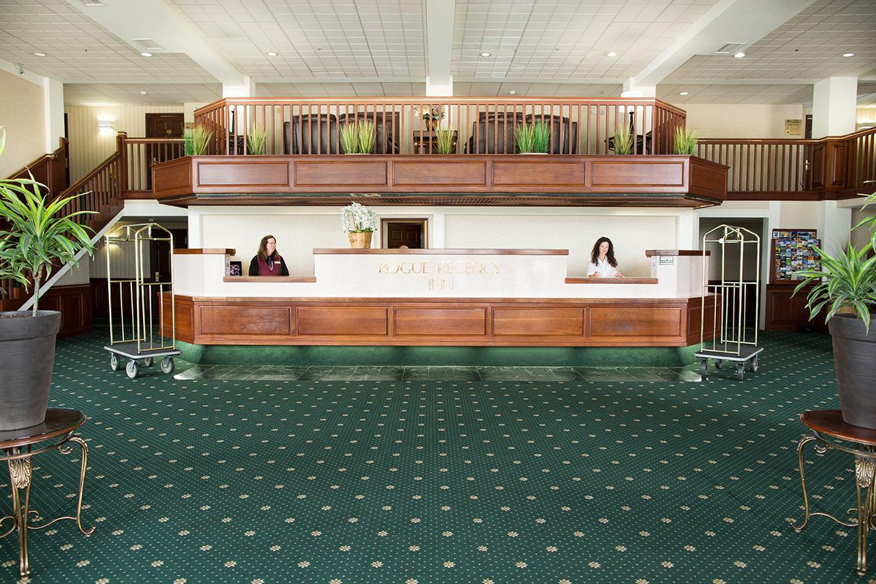 Rogue Regency Inn & Suites Medford Exterior foto